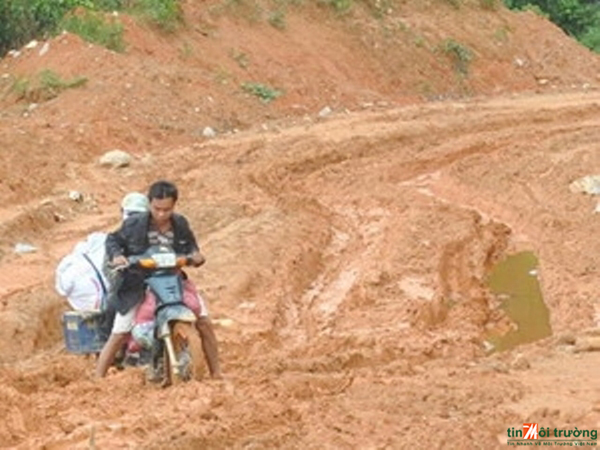 Khó[-]khăn[-]trong[-]làm[-]đường[-]giao[-]thông[-]miền[-]núi[-]ở[-]Sơn[-]La[-]